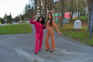 NiNA and SiSa Playful Photo Adventure